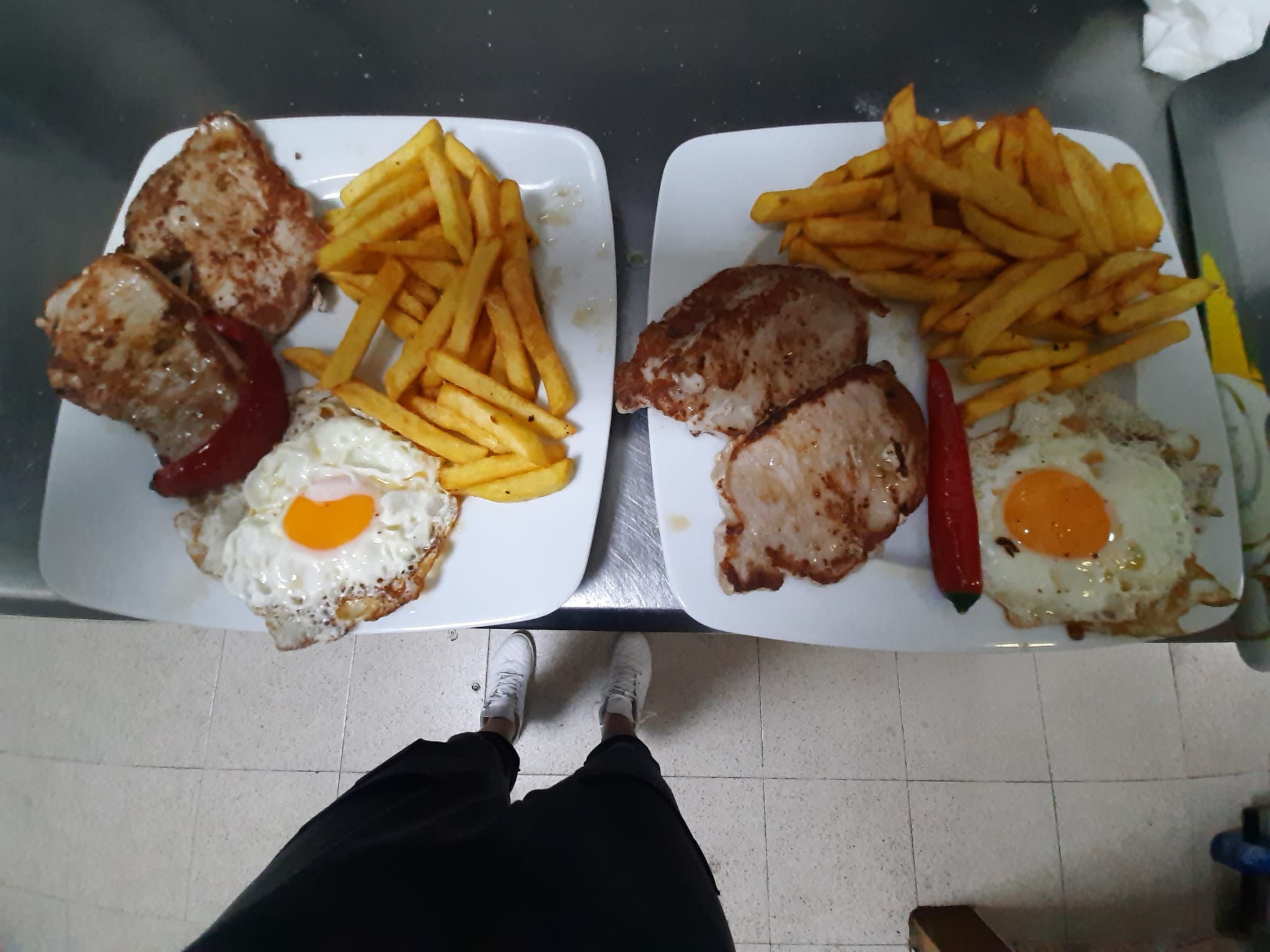 Plato combinado con huevo y patatas en Bar APTC Vilamarxant